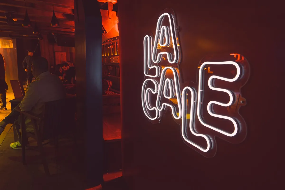 The La Cale neon